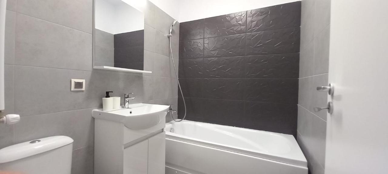 Modern 1Br Apartment With Wifi, Parking And Self Check In Bucareste Exterior foto